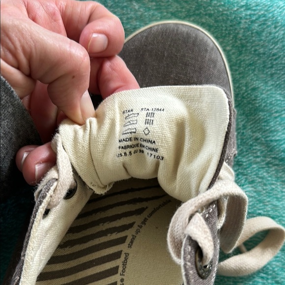 Taos Footwear Gray Athletic Shoes - Picture 6 of 7